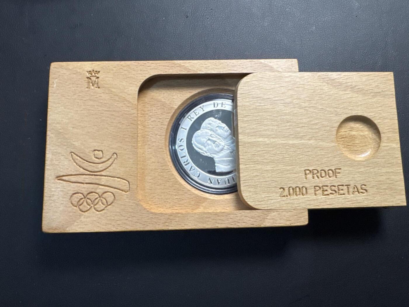 ❤️【币观天下】❤️ 第329期钱币拍卖- 2025.10.31周五晚上6点半场-长期征集拍品 原厂木制包装盒带证书西班牙1990年发行92年巴塞罗那奥运会会徽精制银币925银27克直径40毫米