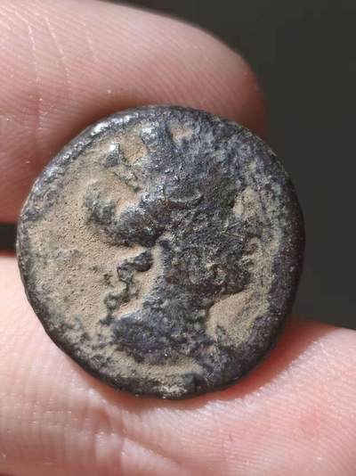 星盘世界钱币十一月五日古典币专场 - 希腊化黎凡特地区-城墙冠提喀女神铜币 约前一世纪 背面非常有趣 是一个人站在船首似乎是顶着风浪 可能是宙斯或巴力？ 很生动有趣的图案 黎凡特特色沙漠坑