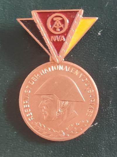 荷兰第127期勋赏拍卖 - 民主德国铜级人民军预备役服役奖章