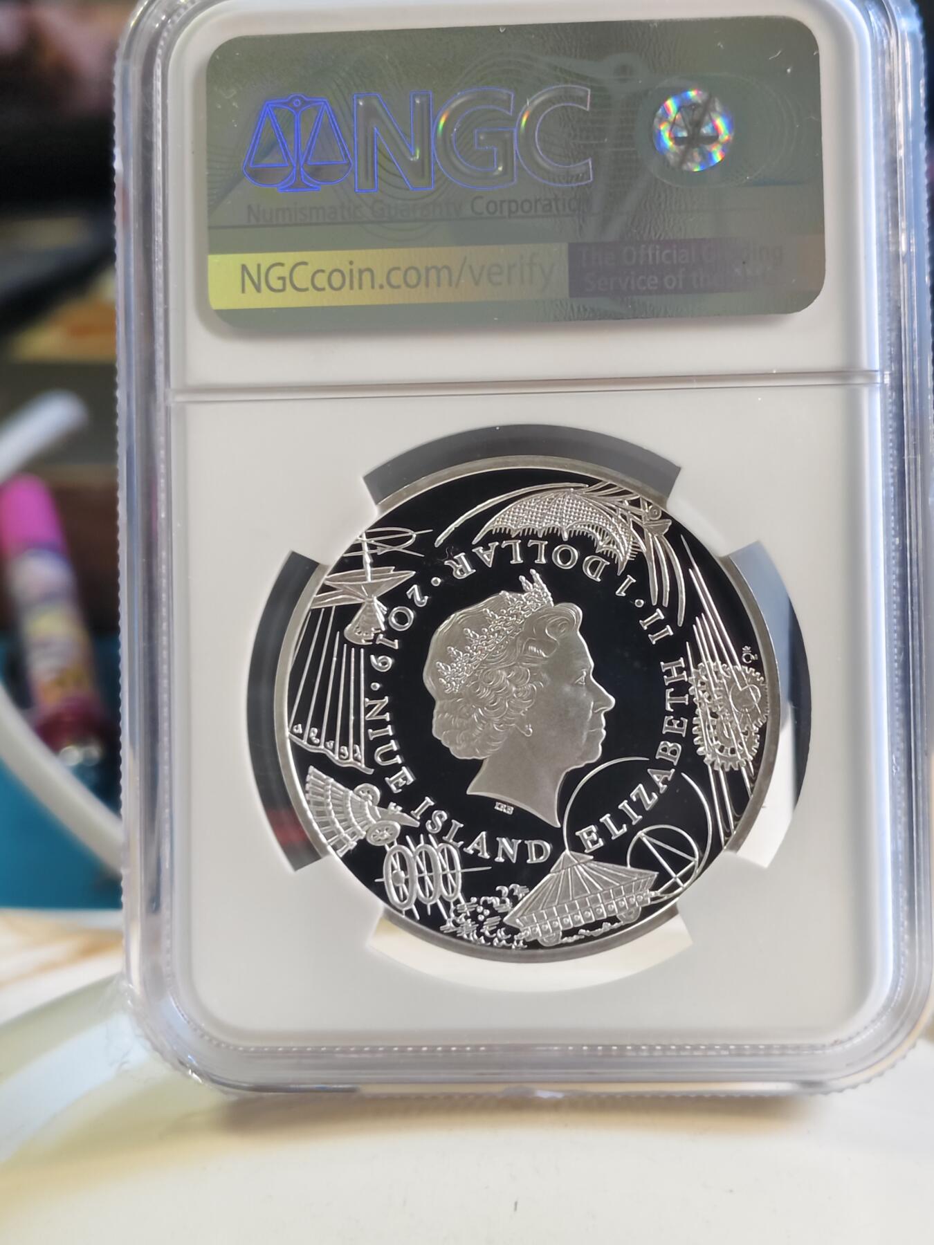 第180期拍卖【长期征集拍品】【北京币展专场】 1盎司NGC70首期蓝标纽埃2019年达芬奇科学发明系列2机械飞行器精制银币999银31.1克直径37毫米发行量仅1000枚