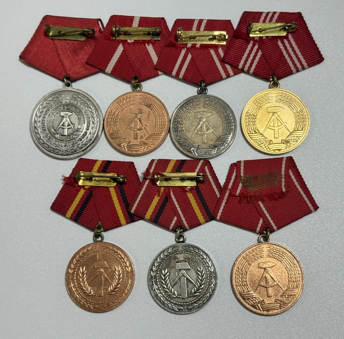 韵星假日精品2025秋季军品类拍卖会-- Rimey Holidays Boutique 2025 Autumn Militaria Sale 民主德国工战队奖章一组--铜 银功绩  5-15年忠诚服役  二十周年荣誉成员