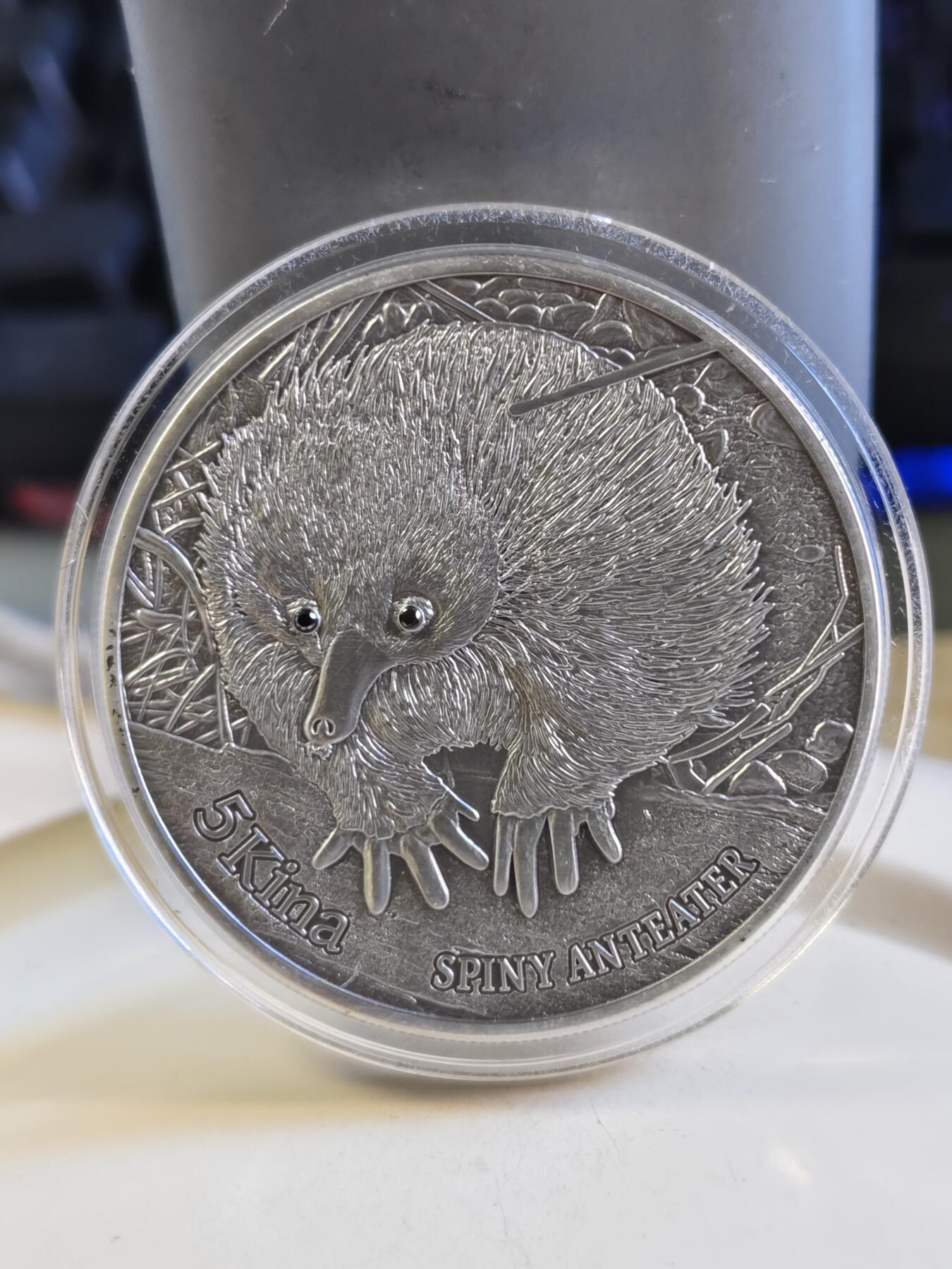 第180期拍卖【长期征集拍品】【北京币展专场】 镶嵌真钻石（有钻石证书）1盎司原厂盒证巴布亚新几内亚2012年多刺食蚁兽仿古银币999银31.1克直径38.61毫米发行量仅1000枚