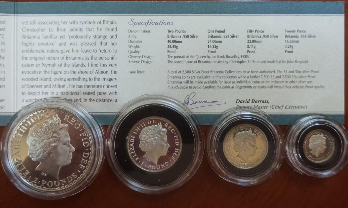 ❤️【币观天下】❤️ 第329期钱币拍卖- 2025.10.31周五晚上6点半场-长期征集拍品 英国2007年不列颠女神系列银币 英国自1997年开始发行不列颠女神系列盒装银币，规格统一，四枚一套自成系列。成色.958银，四枚的重量为32.454克、16.227克、8.114克、3.246克，即一盎司、半盎司、1/4盎司和1/10盎司。面值则为两镑、一镑、五十便士和二十便士。此套为该系列的第六套。图案设计为右手持三叉戟扶盾左手拿月桂枝，狮子匍匐在脚下的女神坐像。能在仅仅3克多的币面上将不列颠