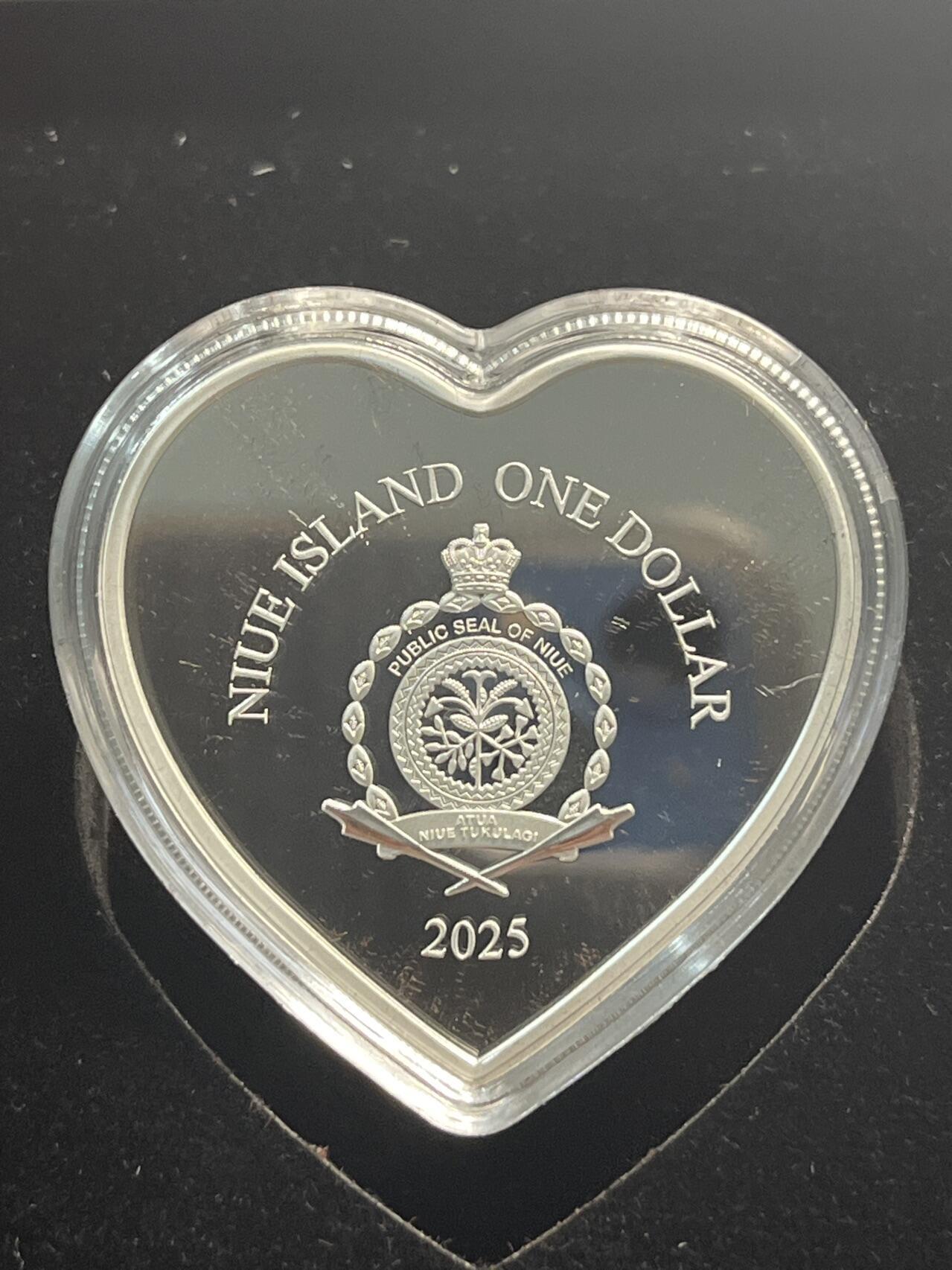 ❤️【币观天下】❤️ 第329期钱币拍卖- 2025.10.31周五晚上6点半场-长期征集拍品 原厂盒证纽埃2025年快乐情人节镶嵌小熊和水晶彩色心形精制银币999银20克直径37毫米发行量999枚