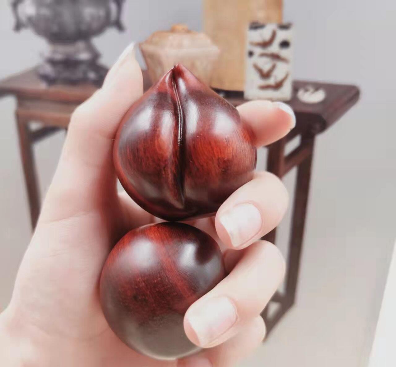 听雨轩（12） 红酸枝木寿桃手球一对  直径4厘米 实木原木原色