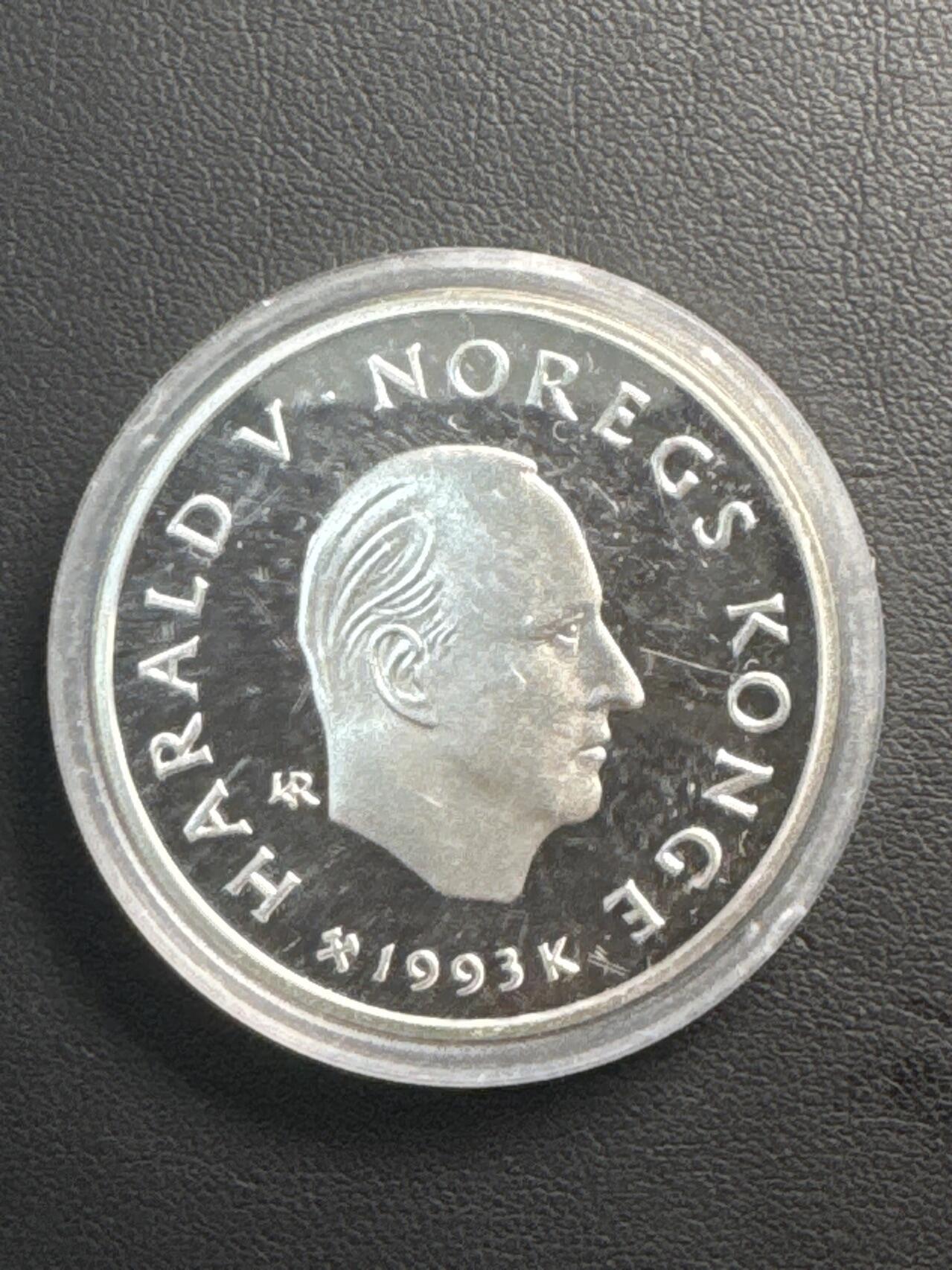 ❤️【币观天下】❤️ 第329期钱币拍卖- 2025.10.31周五晚上6点半场-长期征集拍品 1993年挪威“雪中飞人”大银币 (重33.86克，直径39mm，带证书)