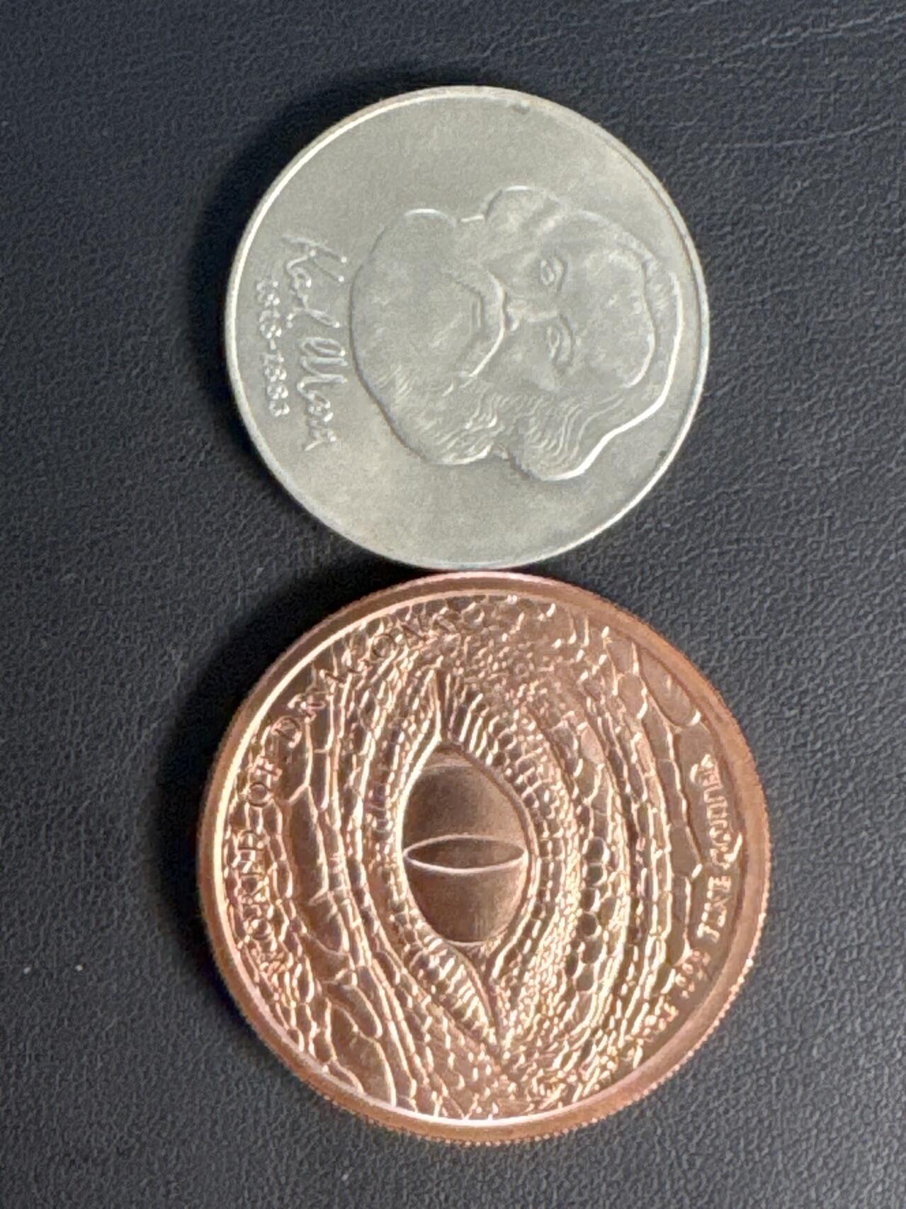 ❤️【币观天下】❤️ 第329期钱币拍卖- 2025.10.31周五晚上6点半场-长期征集拍品 1968年东德国马克思10马克纪念币 + 1盎司世界之龙“眼”红铜章