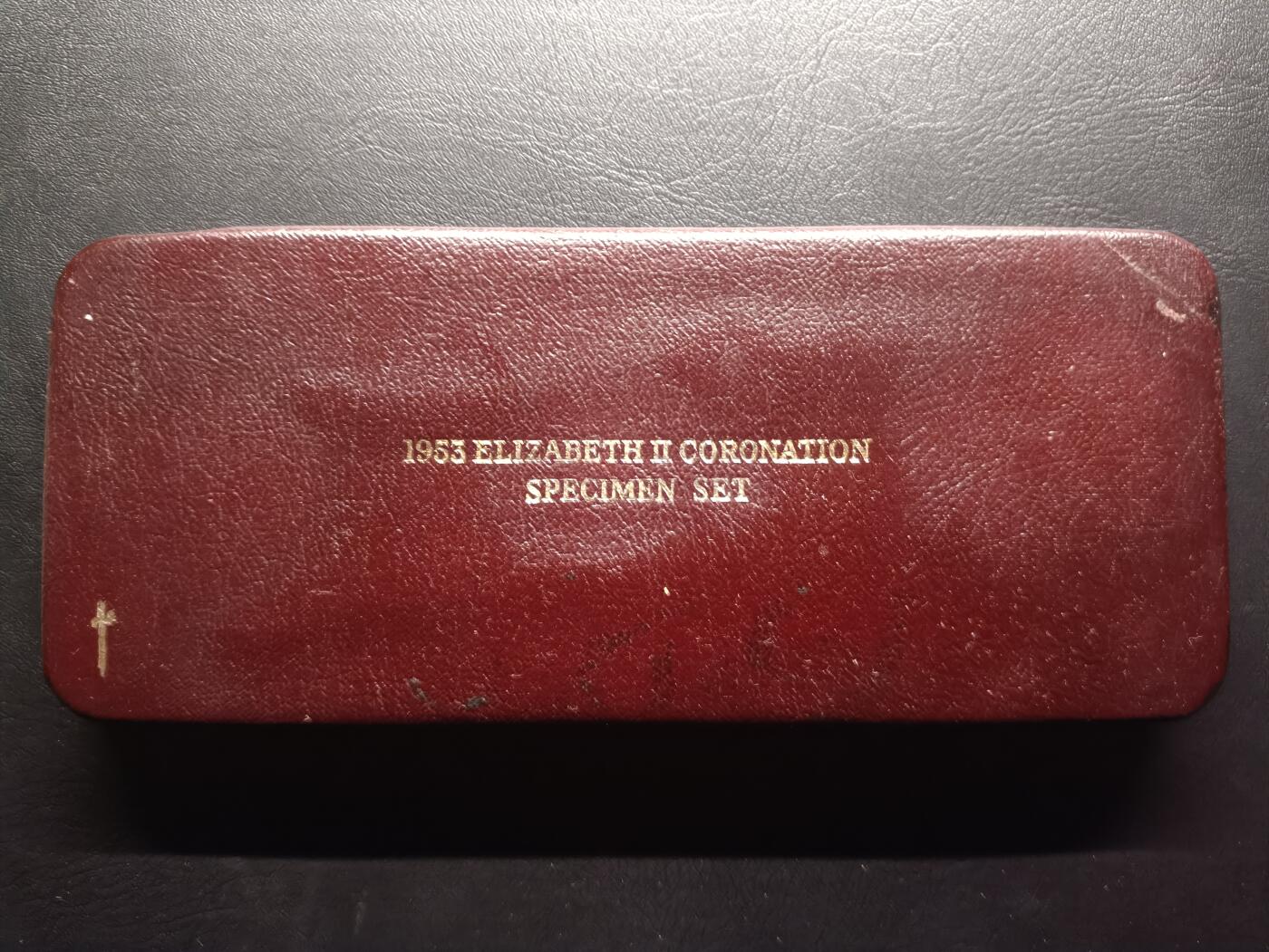 2025十一月第一期，总199期 英国1953年女王头像新硬币套装，含一枚5镑白铜质纪念币，未流通有氧化痕迹