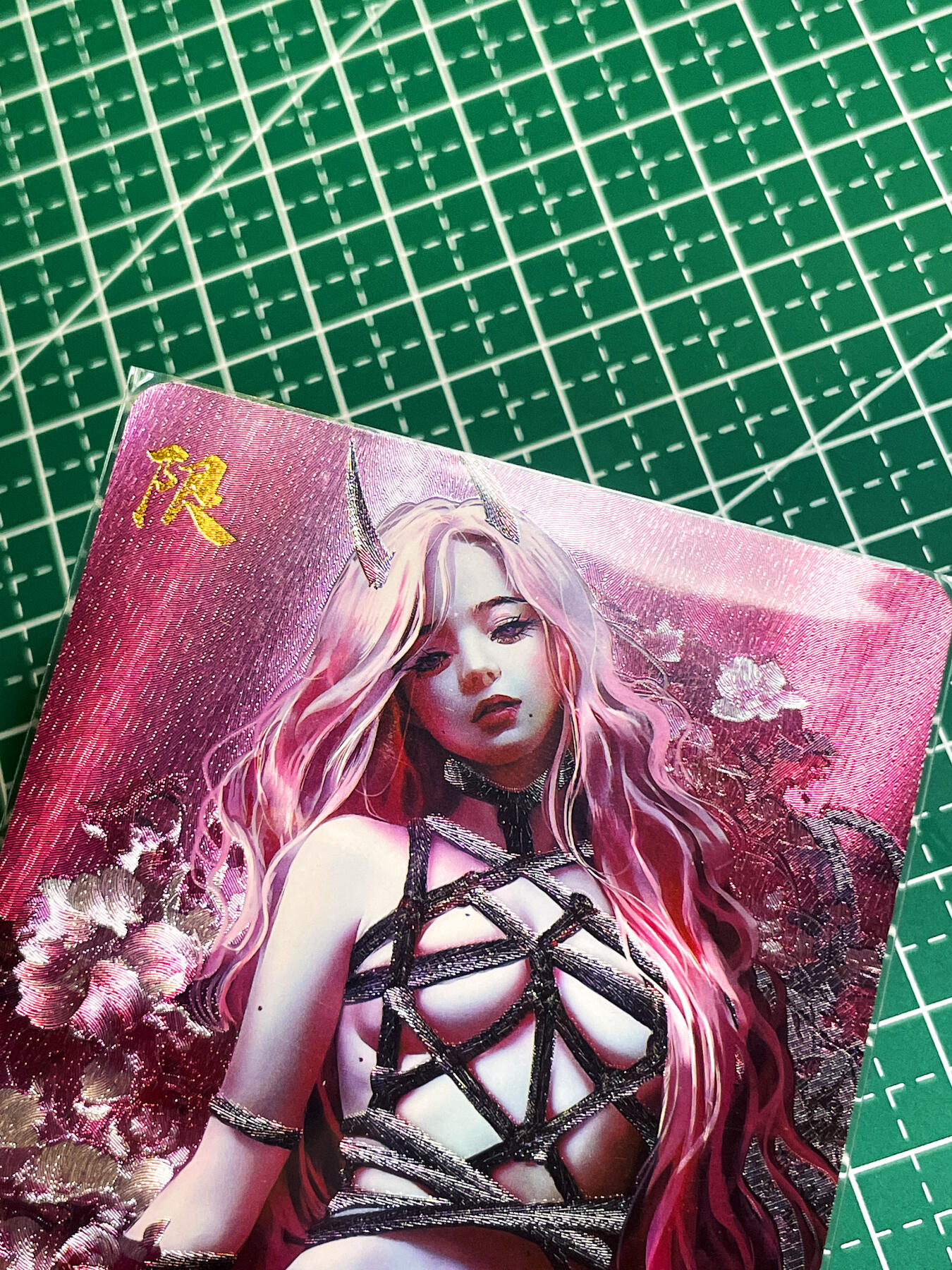 显眼宝35期 佣金1起 10月29日晚20:30截拍  造物卡牌   墨烬红颜系列    魅魔限定卡    共1张   粗闪冷烫工艺   大卡尺寸  63*88