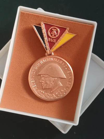 荷兰第127期勋赏拍卖 - 民主德国铜级预备役服役奖章 带原盒