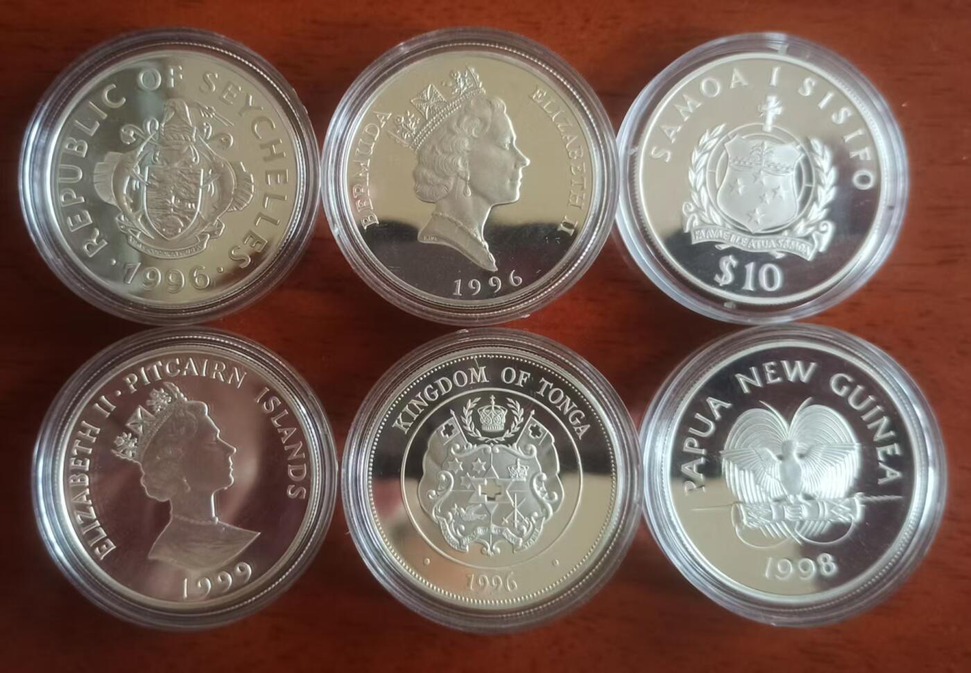 ❤️【币观天下】❤️ 第329期钱币拍卖- 2025.10.31周五晚上6点半场-长期征集拍品 1994--1999英联邦皇太后生平系列，展现了皇太后生平中重大历史时刻，皇太后幼年生活、爱八退位、乔六逝世、女王加冕、英联邦成立等 除斐济为20克外其余都是28.28克的大银币，蓝色托盘仅供展示