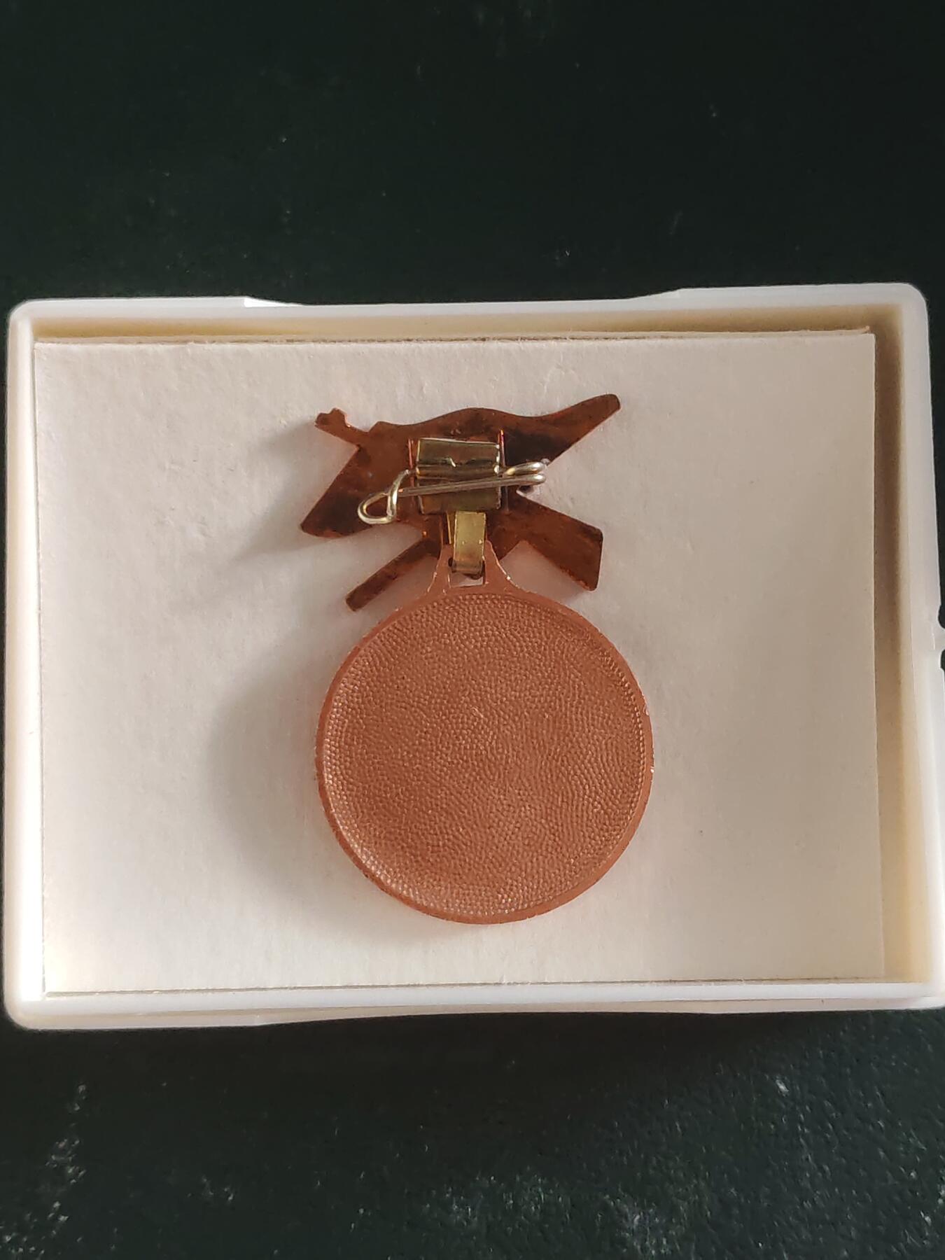 荷兰第127期勋赏拍卖 民主德国自由德国青年团汉斯贝姆勒奖章 带原盒