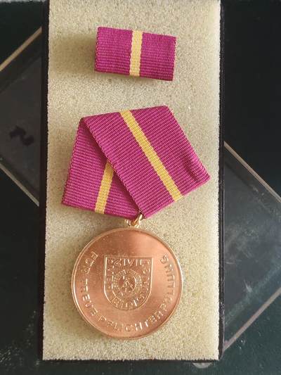 荷兰第127期勋赏拍卖 - 民主德国金级级民防忠诚服务奖章 带原盒略