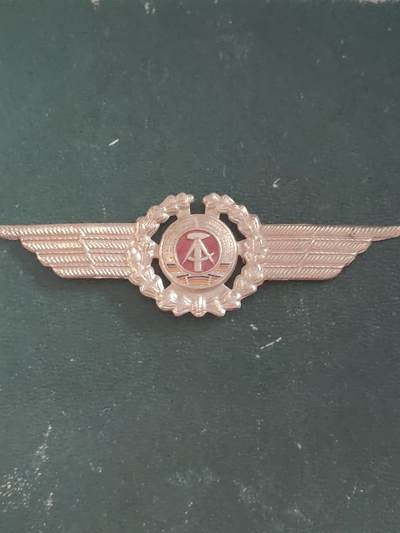 荷兰第127期勋赏拍卖 - 民主德国空军军官帽徽