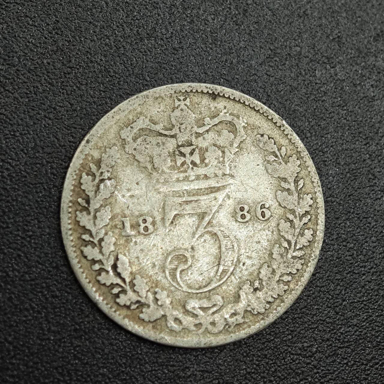 【淘币小摊】限时拍第七百八十拍  小银币场  满百包邮可预留两周  周一统一发货  英国1886年维多利亚3便士银币