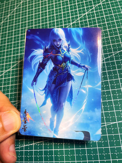 显眼宝35期 佣金1起 10月29日晚20:30截拍  - 造物卡牌   二次元系列    季莹莹    共1张   彩闪工艺   大卡尺寸  63*88