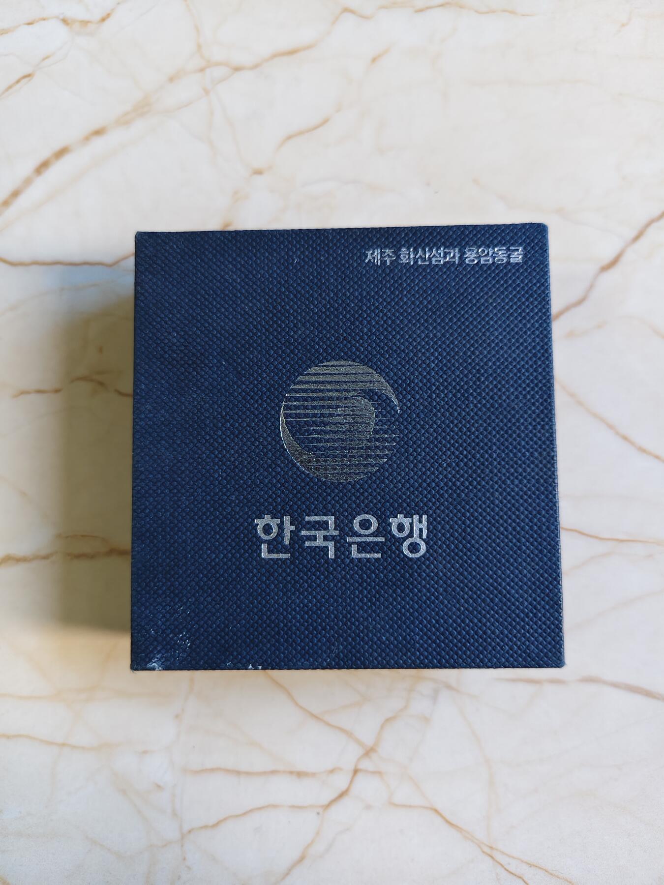 第180期拍卖【长期征集拍品】【北京币展专场】 韩国2005年20000韩元彩色精制银币 亚太经合组织领导人会议 20.7克999银 发行量：1万枚 盒证全