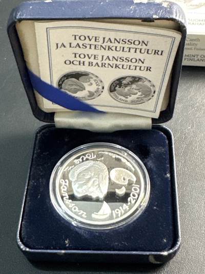 ❤️【币观天下】❤️ 第329期钱币拍卖- 2025.10.31周五晚上6点半场-长期征集拍品 - 原厂盒证芬兰2004年世界著名奇幻文学大师托芙·扬松诞辰90周年精制纪念银币925银27.4克直径38.6毫米