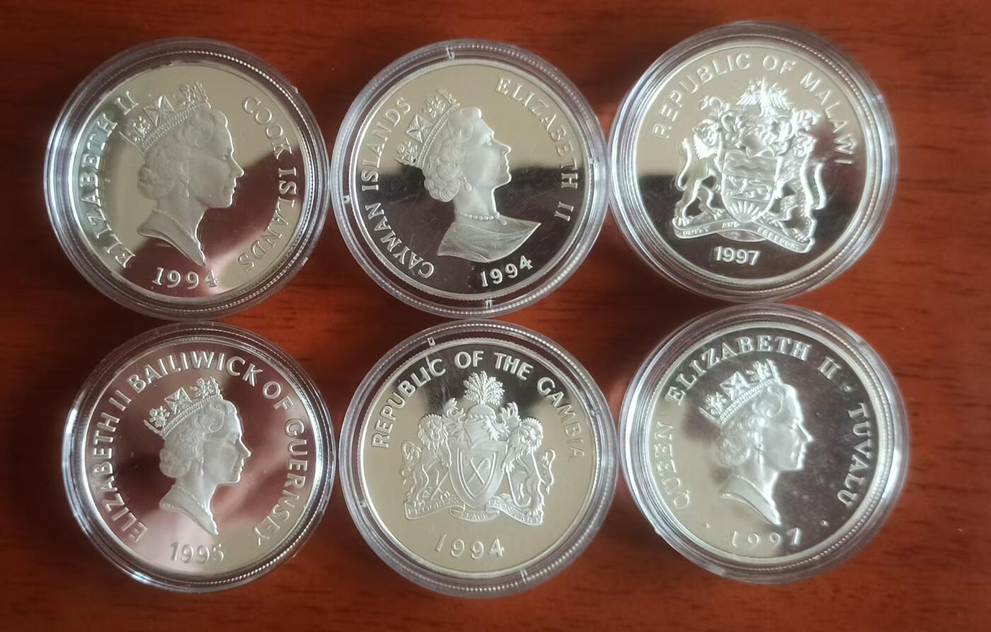 ❤️【币观天下】❤️ 第329期钱币拍卖- 2025.10.31周五晚上6点半场-长期征集拍品 1994--1999英联邦皇太后生平系列，展现了皇太后生平中重大历史时刻，皇太后幼年生活、与乔六婚姻瞬间、三王之年等。全是28.28克的大银币蓝色托盘仅供展示