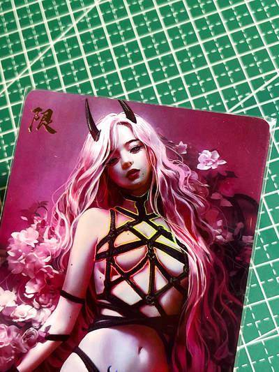 显眼宝35期 佣金1起 10月29日晚20:30截拍  - 造物卡牌   墨烬红颜系列    魅魔限定卡    共1张   彩闪工艺   大卡尺寸  63*88