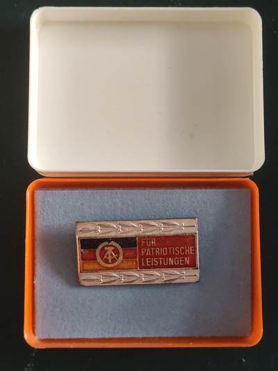 荷兰第127期勋赏拍卖 - 民主德国银级全国民族阵线徽章 带原盒