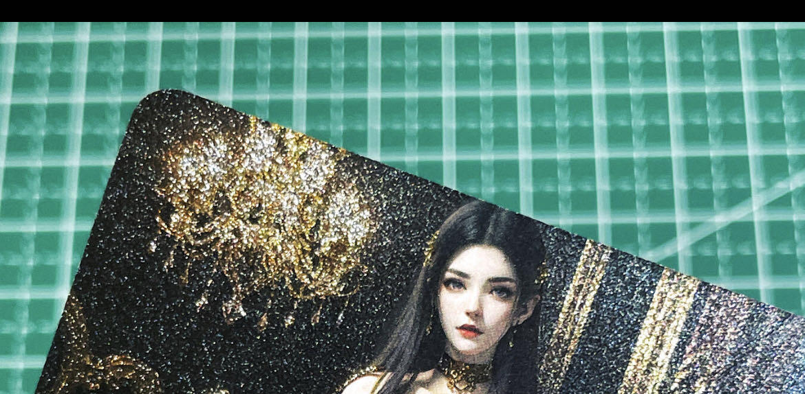 显眼宝35期 佣金1起 10月29日晚20:30截拍  嘎嘎鸭卡牌   古风国漫系列     美杜莎  共1张   碎闪银纹   小卡尺寸  60*87