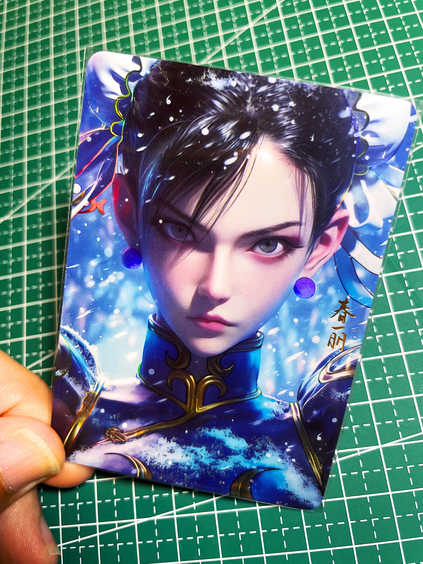 显眼宝35期 佣金1起 10月29日晚20:30截拍  造物卡牌   二次元系列    蓝春丽    共1张   彩闪工艺   大卡尺寸  63*88