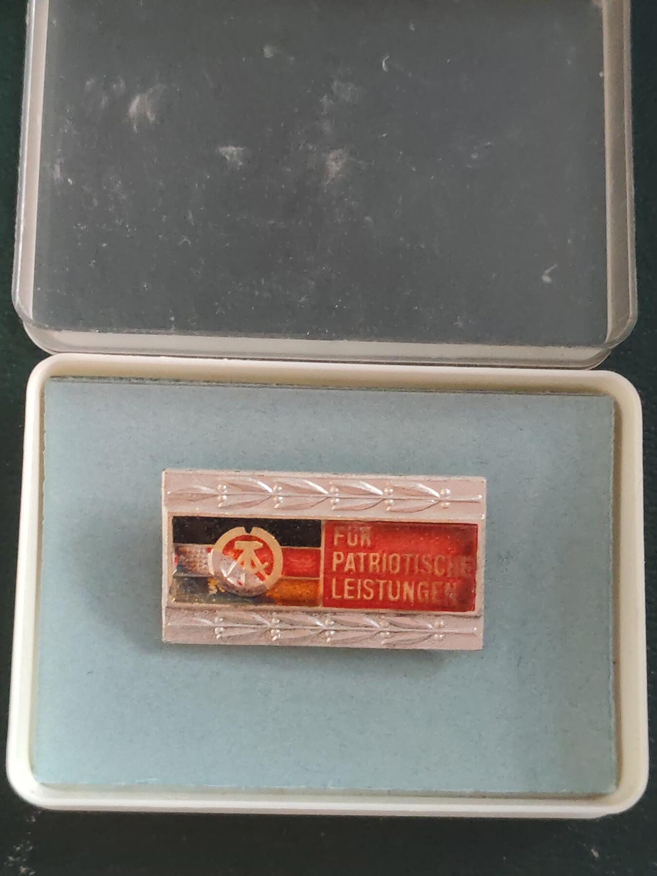 荷兰第127期勋赏拍卖 民主德国银级全国民族阵线徽章 带原盒