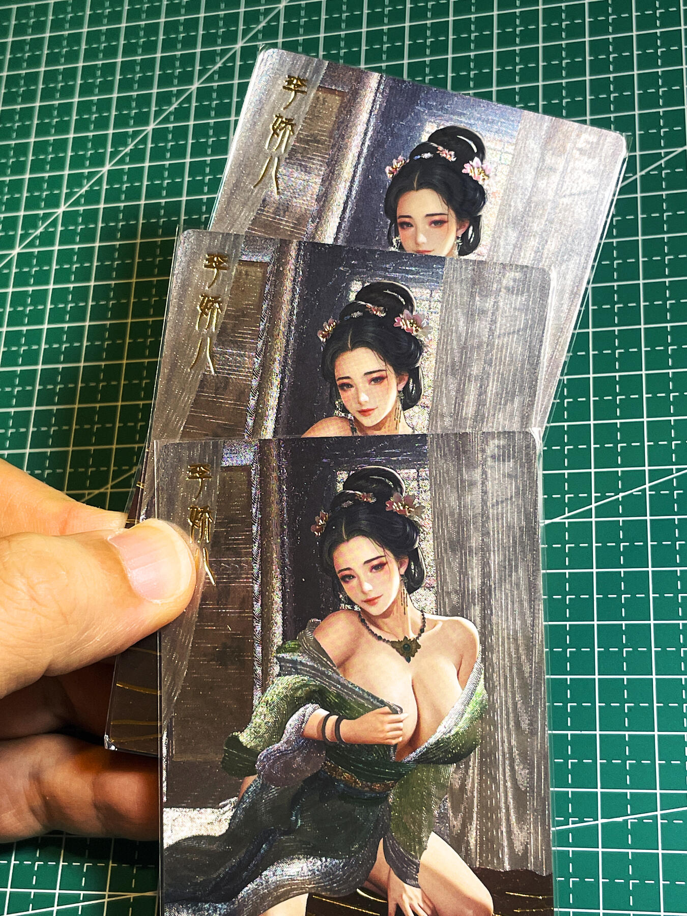 显眼宝35期 佣金1起 10月29日晚20:30截拍  卡颜月色卡牌   金瓶梅系列     李娇儿3渐变艺术  共3张   粗闪工艺   大卡尺寸  63*88