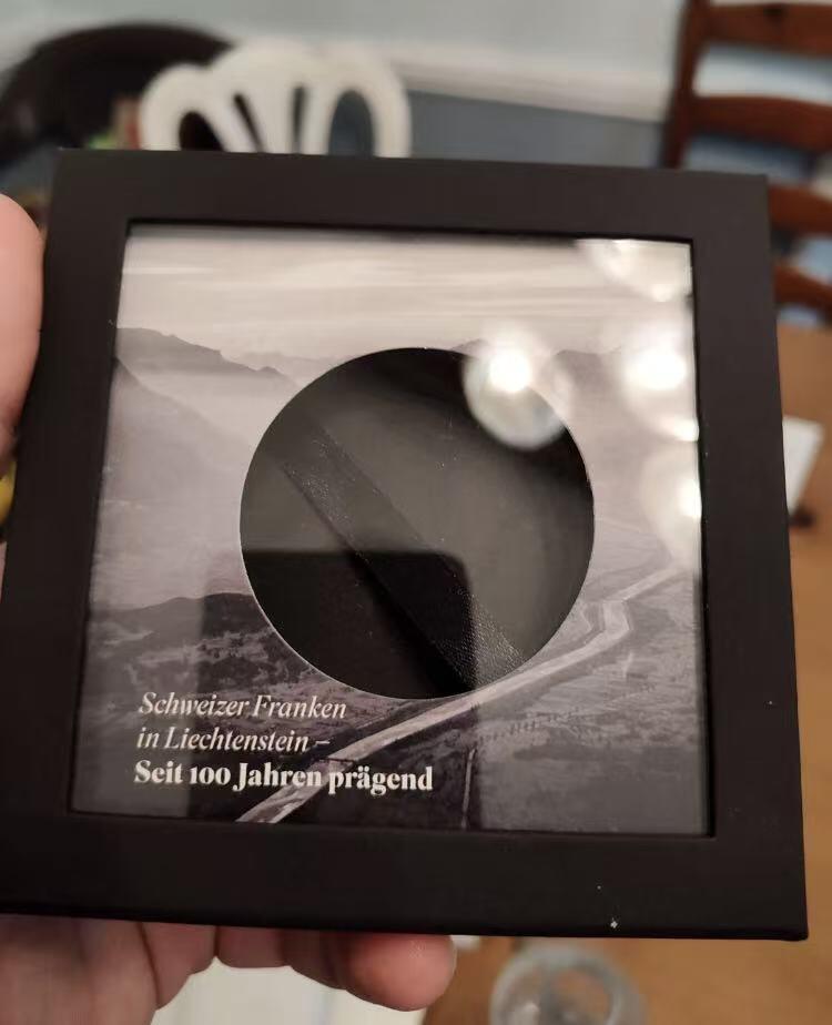 ❤️【币观天下】❤️ 第329期钱币拍卖- 2025.10.31周五晚上6点半场-长期征集拍品 2024年列支敦士登法郎100周年纪念2盎司大银币ngc-ms70首期标 正面以高浮雕再现了莱茵河谷的地形 巧思奇妙 铸造工艺精湛 附原厂盒证