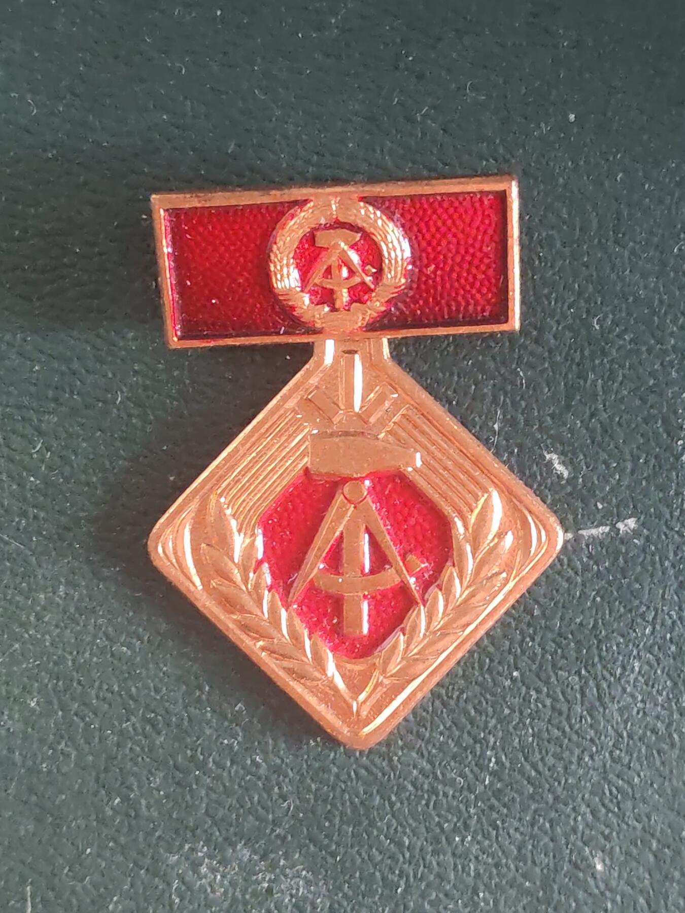 荷兰第127期勋赏拍卖 民主德国个人劳动积极分子奖章