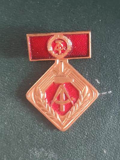 荷兰第127期勋赏拍卖 - 民主德国个人劳动积极分子奖章