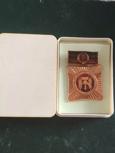 荷兰第127期勋赏拍卖 - 民主德国集体劳动荣誉奖章 带原盒