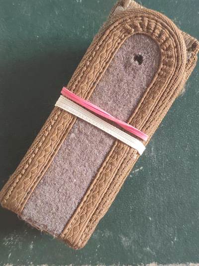 荷兰第127期勋赏拍卖 - 民主德国士官肩章一捆