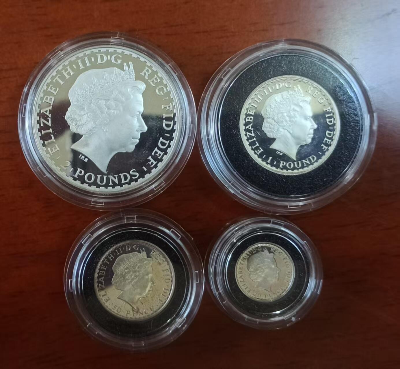 ❤️【币观天下】❤️ 第329期钱币拍卖- 2025.10.31周五晚上6点半场-长期征集拍品 英国2010年不列颠女神系列银币 英国自1997年开始发行不列颠女神系列盒装银币，规格统一，四枚一套自成系列。成色.958银，四枚的重量为32.454克、16.227克、8.114克、3.246克，即一盎司、半盎司、1/4盎司和1/10盎司。面值则为两镑、一镑、五十便士和二十便士。此套为该系列的第九套。图案再次采用女神头戴自由帽的头像，不过比起上一套更加写实，如果上一套是写意，这套就是工笔。能在仅