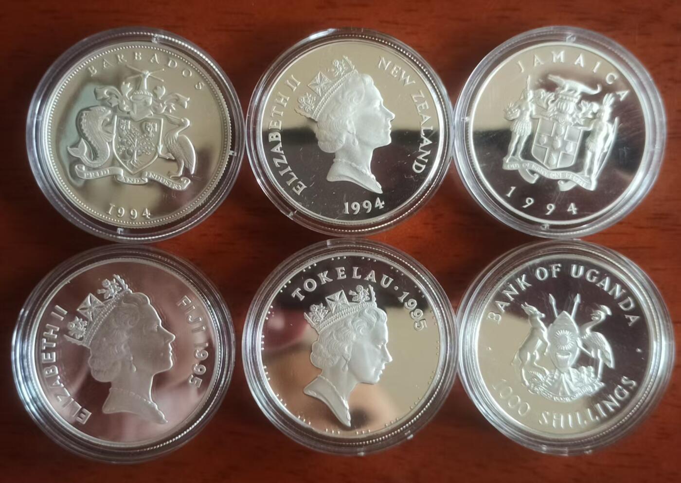 ❤️【币观天下】❤️ 第329期钱币拍卖- 2025.10.31周五晚上6点半场-长期征集拍品 1994--1999英联邦皇太后生平系列，展现了皇太后生平中重大历史时刻，皇太后幼年生活、生活过的城堡、迎接皇室新成员等。全是28.28克的大银币蓝色托盘仅供展示