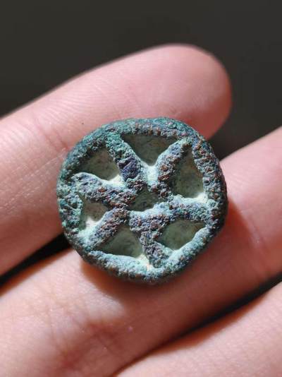 星盘世界钱币十一月五日古典币专场 - BMAC青铜文化重器！阿瑟克斯文明早期实心青铜印章，这种跟后期那种镂空的不是一种类型，非常少见，这一枚上面有一个绳的孔，印面应该是一个类似轮子的图案，这种压印也许是在封泥上使用的，估价150-300欧元