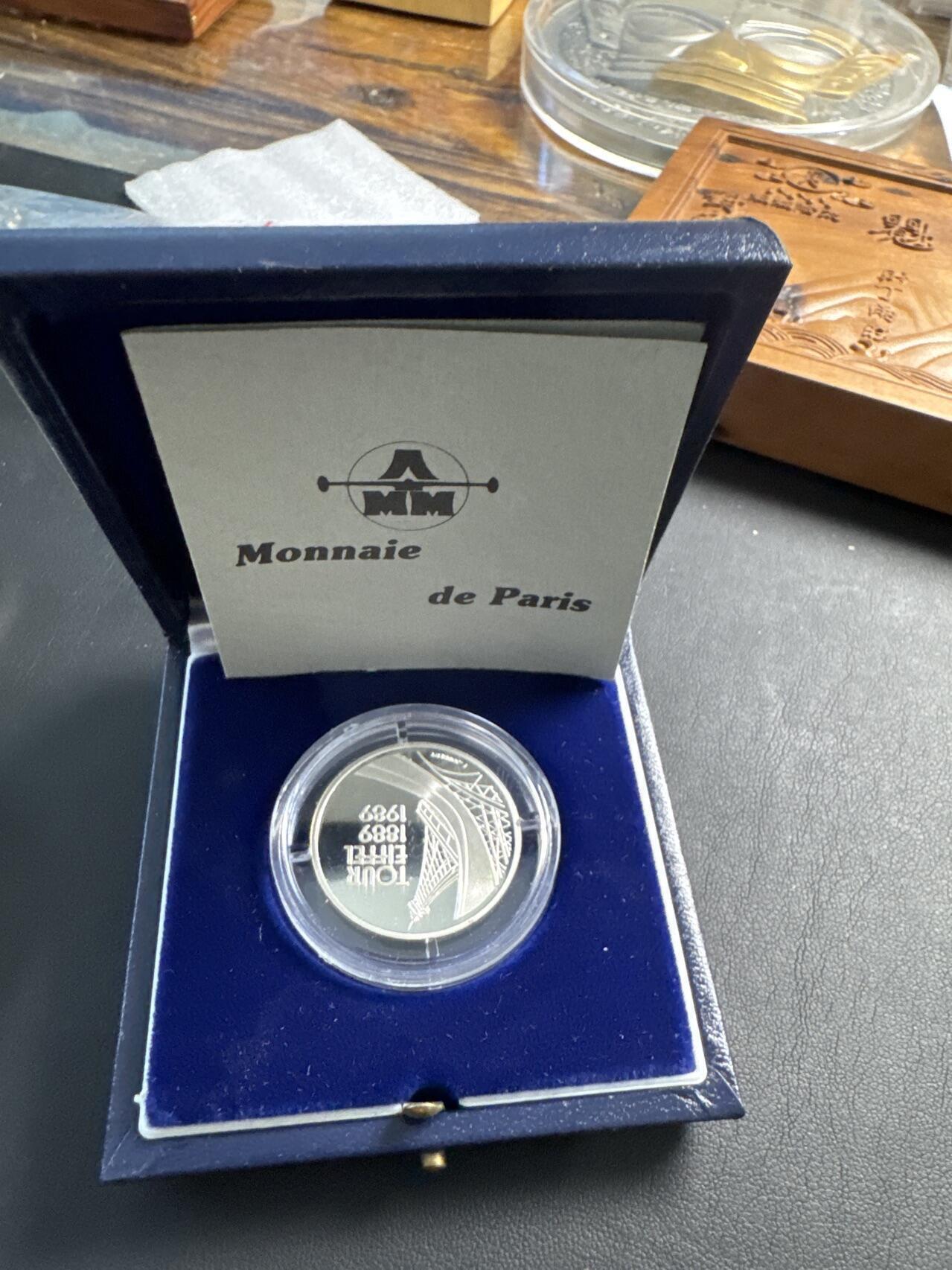 ❤️【币观天下】❤️ 第329期钱币拍卖- 2025.10.31周五晚上6点半场-长期征集拍品 原厂盒证克劳斯世界硬币大赛四项大奖同款法国1989年埃菲尔铁塔100周年精制纪念银币900银12克直径28.85毫米