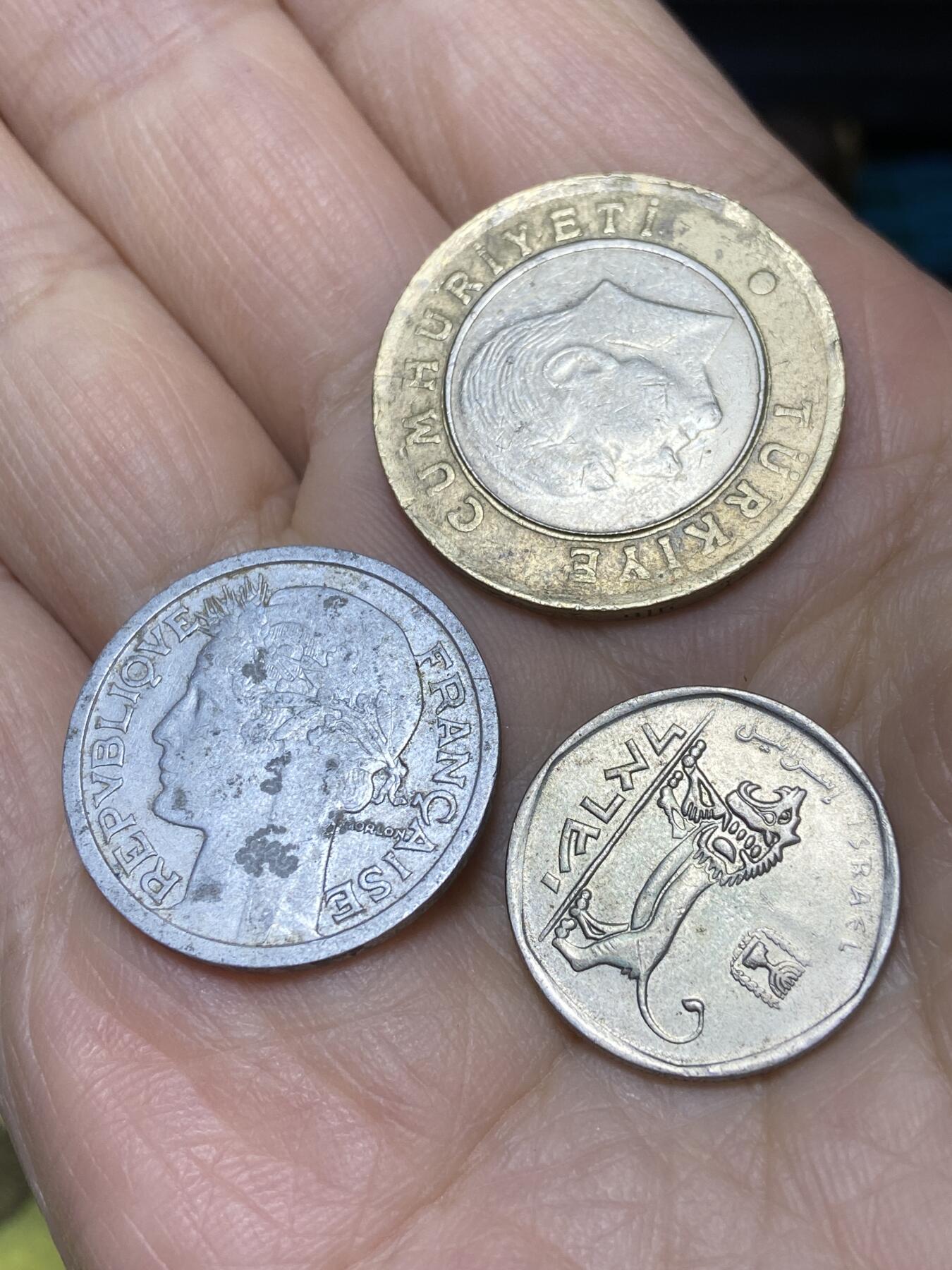 2025年第一百一十九场(总第一百四十五场）外国好品散币(免佣金) 散币3枚：法国🇫🇷1945年1法郎，土耳其🇹🇷2009年1里拉，以色列🇮🇱1/2谢克尔