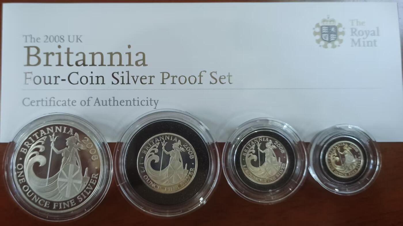 ❤️【币观天下】❤️ 第329期钱币拍卖- 2025.10.31周五晚上6点半场-长期征集拍品 英国2008年不列颠女神系列银币 英国自1997年开始发行不列颠女神系列盒装银币，规格统一，四枚一套自成系列。成色.958银，四枚的重量为32.454克、16.227克、8.114克、3.246克，即一盎司、半盎司、1/4盎司和1/10盎司。面值则为两镑、一镑、五十便士和二十便士。此套为该系列的第七套。图案设计为持三叉戟扶盾矗立在海边的女神站像。能在仅仅3克多的币面上将不列颠女神展现得纤毫毕现，不