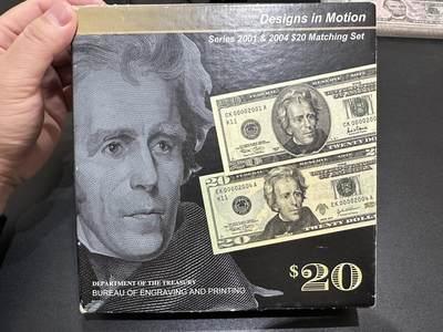 《外钞收藏家》第五百八十期（精选场）（本平台长期征集拍品、欢迎藏友们联系合作） - 2001和2004年美国大头和彩版版20美元 两张全同号 千位号 精装册子 外包装盒子破损了介意勿拍