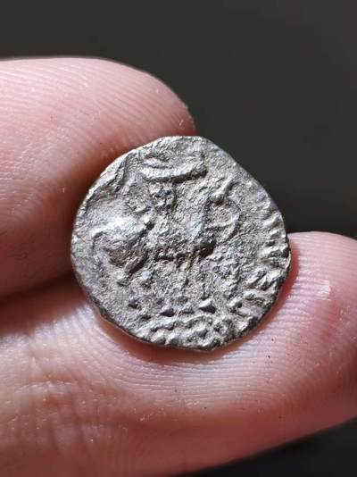 星盘世界钱币十一月五日古典币专场 - 精品！希腊化 - 印度斯基泰王朝，一德拉克马银币2.1g，这枚品相非常漂亮，背面马鞍清晰，在一德拉科马中算是很不错的品相了