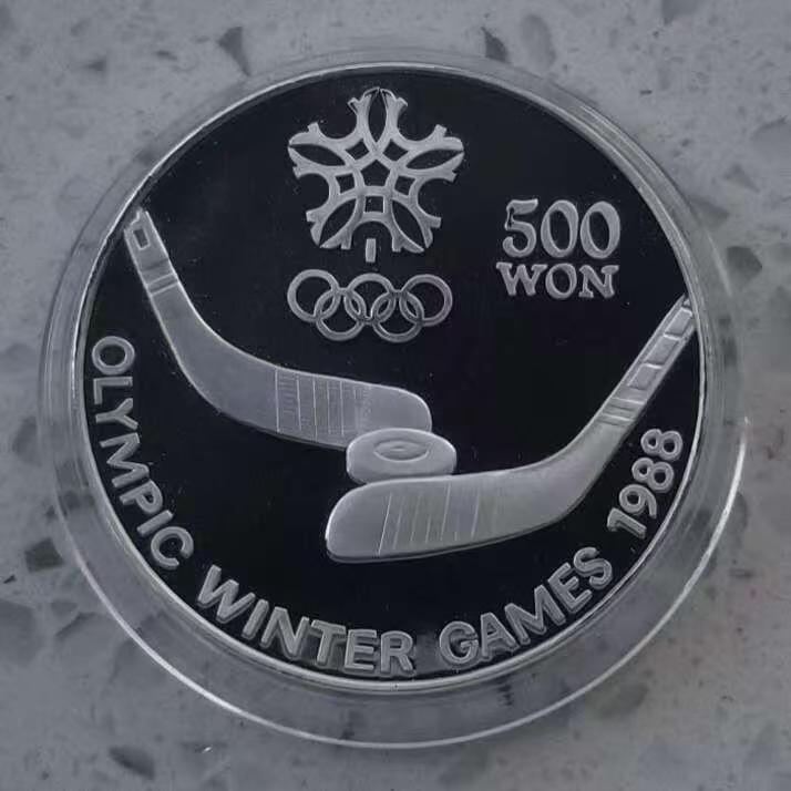 ❤️【币观天下】❤️ 第329期钱币拍卖- 2025.10.31周五晚上6点半场-长期征集拍品 朝鲜1988年冬奥会冰球纪念银币 纯银27克，直径35毫米有氧化