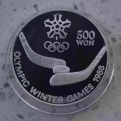 ❤️【币观天下】❤️ 第329期钱币拍卖- 2025.10.31周五晚上6点半场-长期征集拍品 - 朝鲜1988年冬奥会冰球纪念银币 纯银27克，直径35毫米有氧化