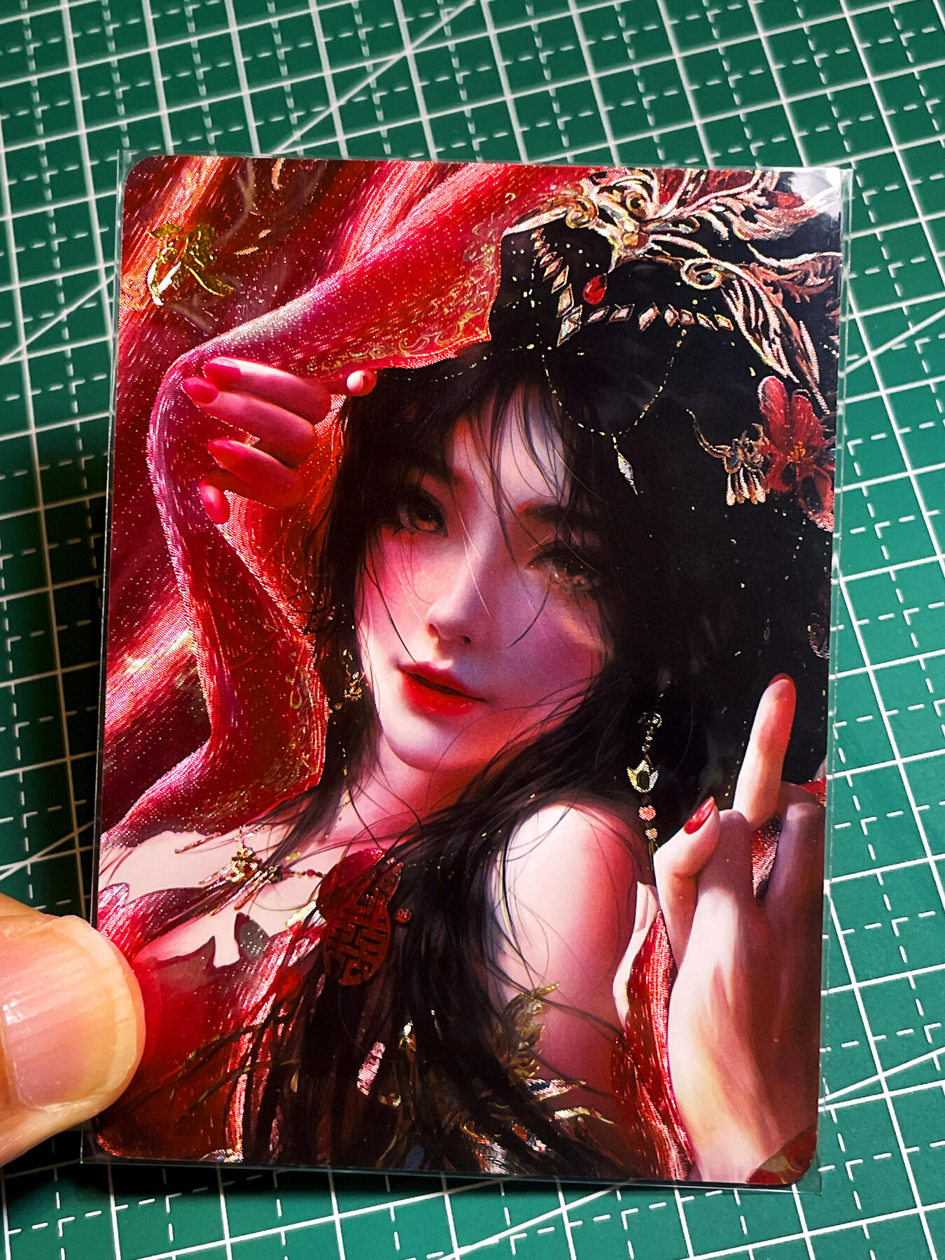 显眼宝35期 佣金1起 10月29日晚20:30截拍  造物卡牌   墨烬红颜系列    凤霞衣限定卡    共1张   粗闪冷烫工艺   大卡尺寸  63*88