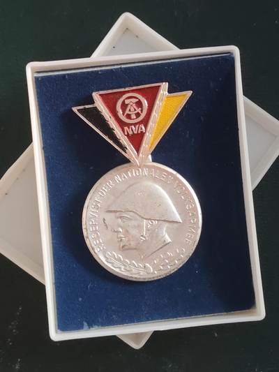 荷兰第127期勋赏拍卖 - 民主德国银级预备役服役奖章 带原盒