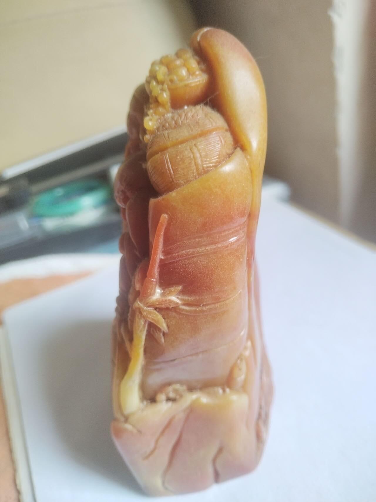 综合 寿山石摆件。重约1200克。