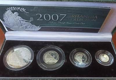 ❤️【币观天下】❤️ 第329期钱币拍卖- 2025.10.31周五晚上6点半场-长期征集拍品 - 英国2007年不列颠女神系列银币 英国自1997年开始发行不列颠女神系列盒装银币，规格统一，四枚一套自成系列。成色.958银，四枚的重量为32.454克、16.227克、8.114克、3.246克，即一盎司、半盎司、1/4盎司和1/10盎司。面值则为两镑、一镑、五十便士和二十便士。此套为该系列的第六套。图案设计为右手持三叉戟扶盾左手拿月桂枝，狮子匍匐在脚下的女神坐像。能在仅仅3克多的币面上将不列颠