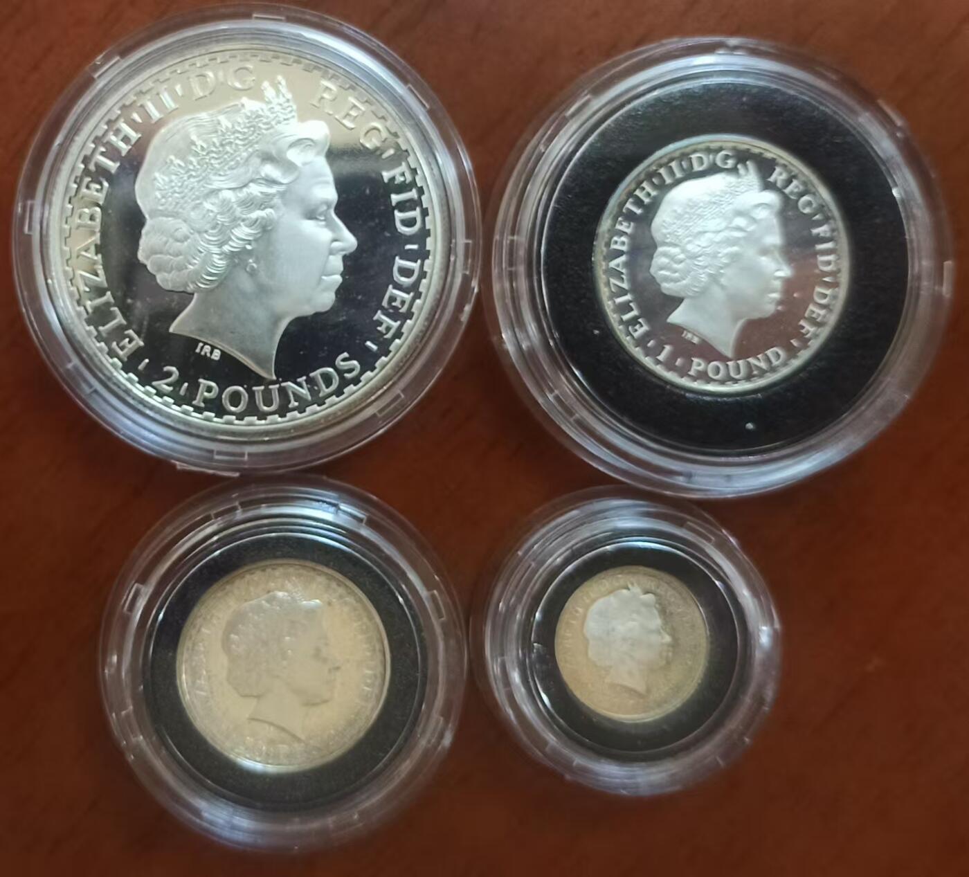 ❤️【币观天下】❤️ 第329期钱币拍卖- 2025.10.31周五晚上6点半场-长期征集拍品 英国2007年不列颠女神系列银币 英国自1997年开始发行不列颠女神系列盒装银币，规格统一，四枚一套自成系列。成色.958银，四枚的重量为32.454克、16.227克、8.114克、3.246克，即一盎司、半盎司、1/4盎司和1/10盎司。面值则为两镑、一镑、五十便士和二十便士。此套为该系列的第六套。图案设计为右手持三叉戟扶盾左手拿月桂枝，狮子匍匐在脚下的女神坐像。能在仅仅3克多的币面上将不列颠