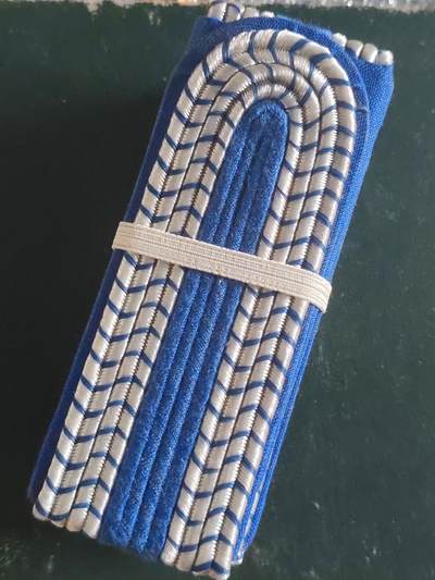 荷兰第127期勋赏拍卖 - 民主德国运输尉官肩章一捆